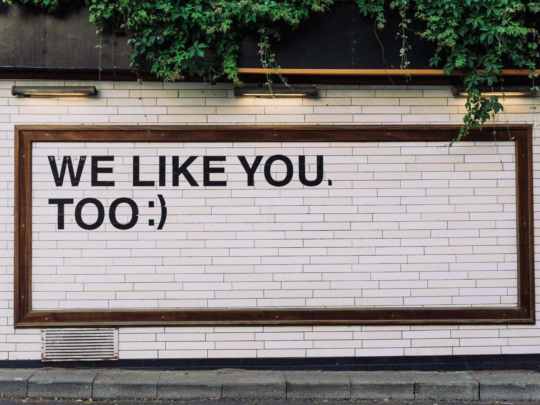 Muro bianco con scritto 